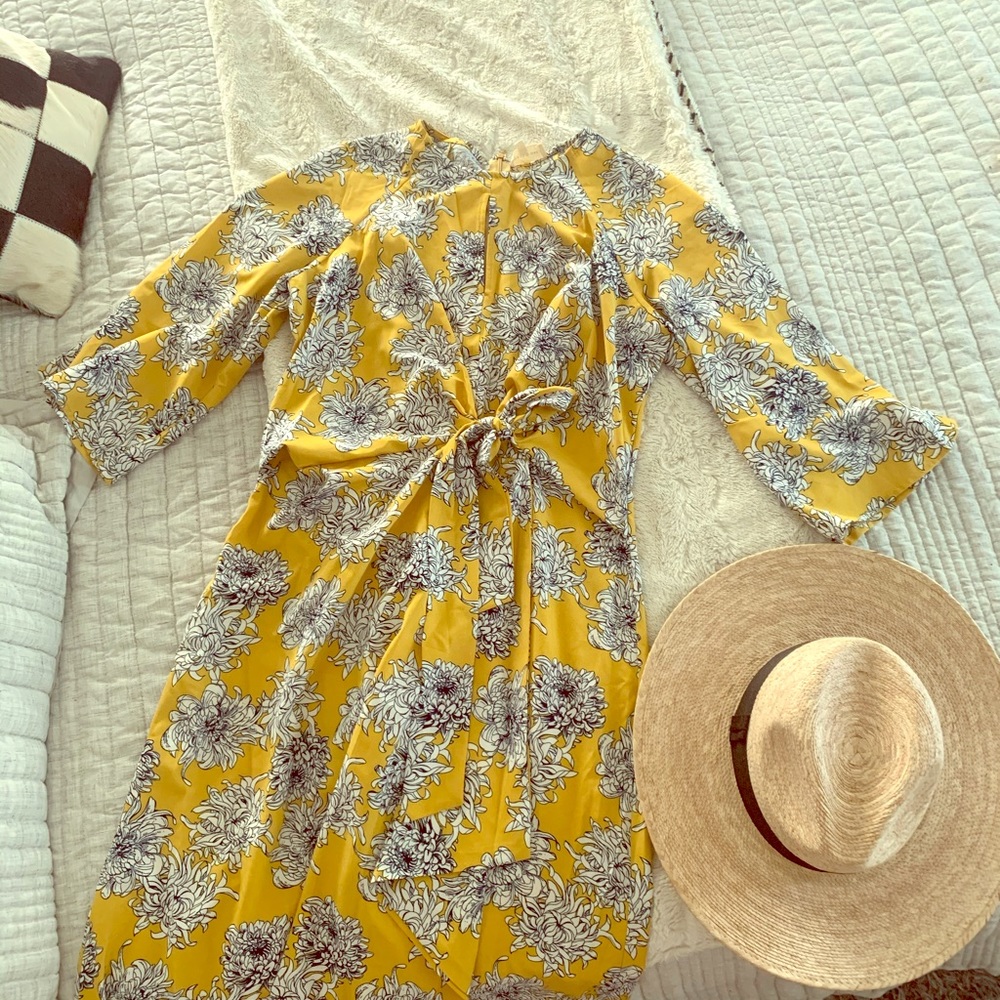 Like new- Beautiful hi low dress tied around waist M